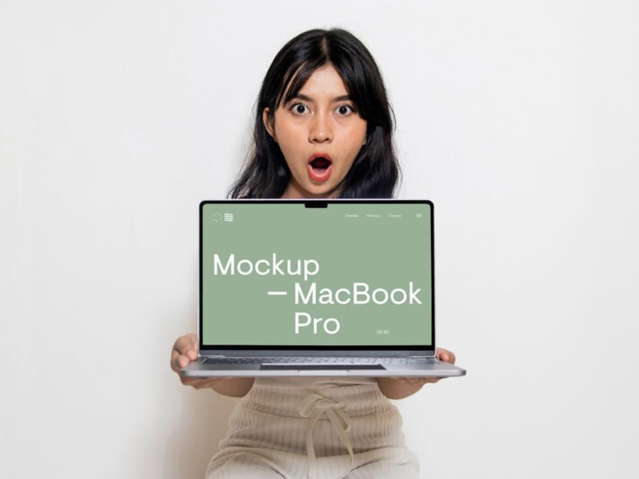 Mockup Gratuito de Mulheres Segurando MacBook Pro