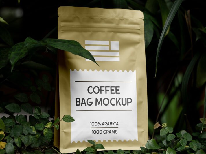 Mockup de Sacola de Café Metalizada Gratuita em Plantas